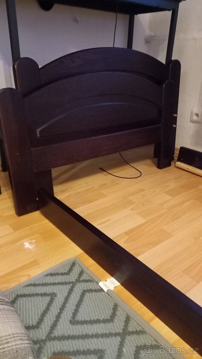 Dřevěná postel