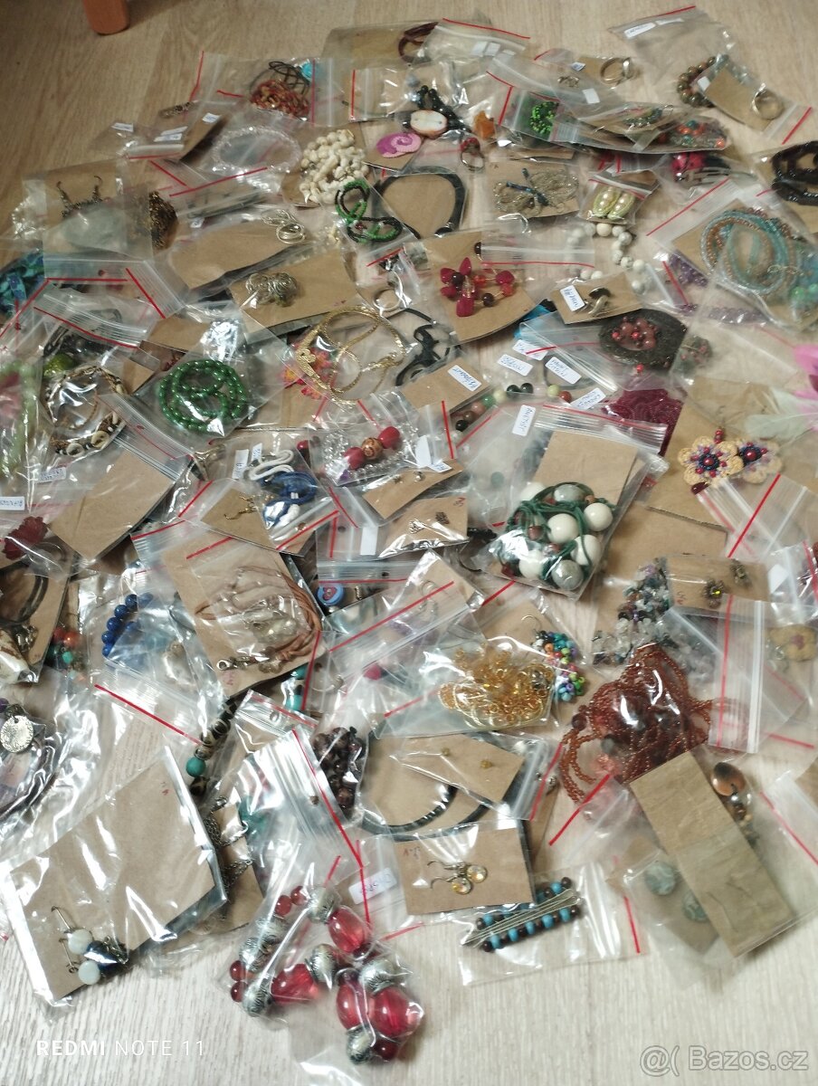 Různé šperky nové hand made náramky,náhrdelníky apod.