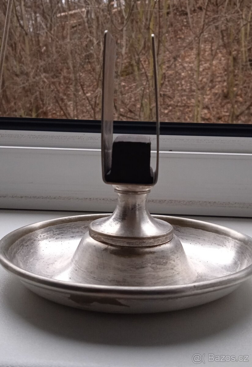 Popelník se stojanem na zápalky