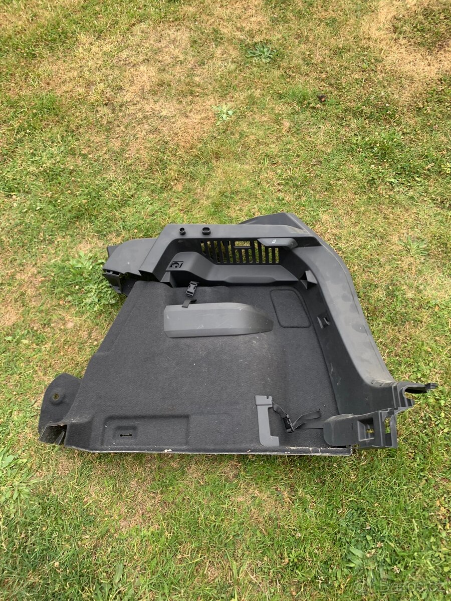 ŠKODA KAROQ PRÁVA BOČNICE KUFRU