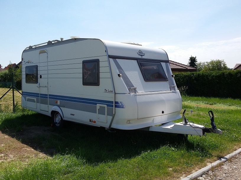 Karavan HOBBY 460 s předstanem a nádrží na vodu 80 l