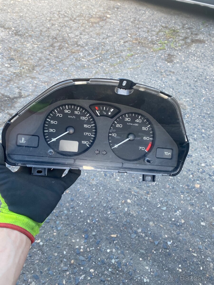 Peugeot 106 budíky