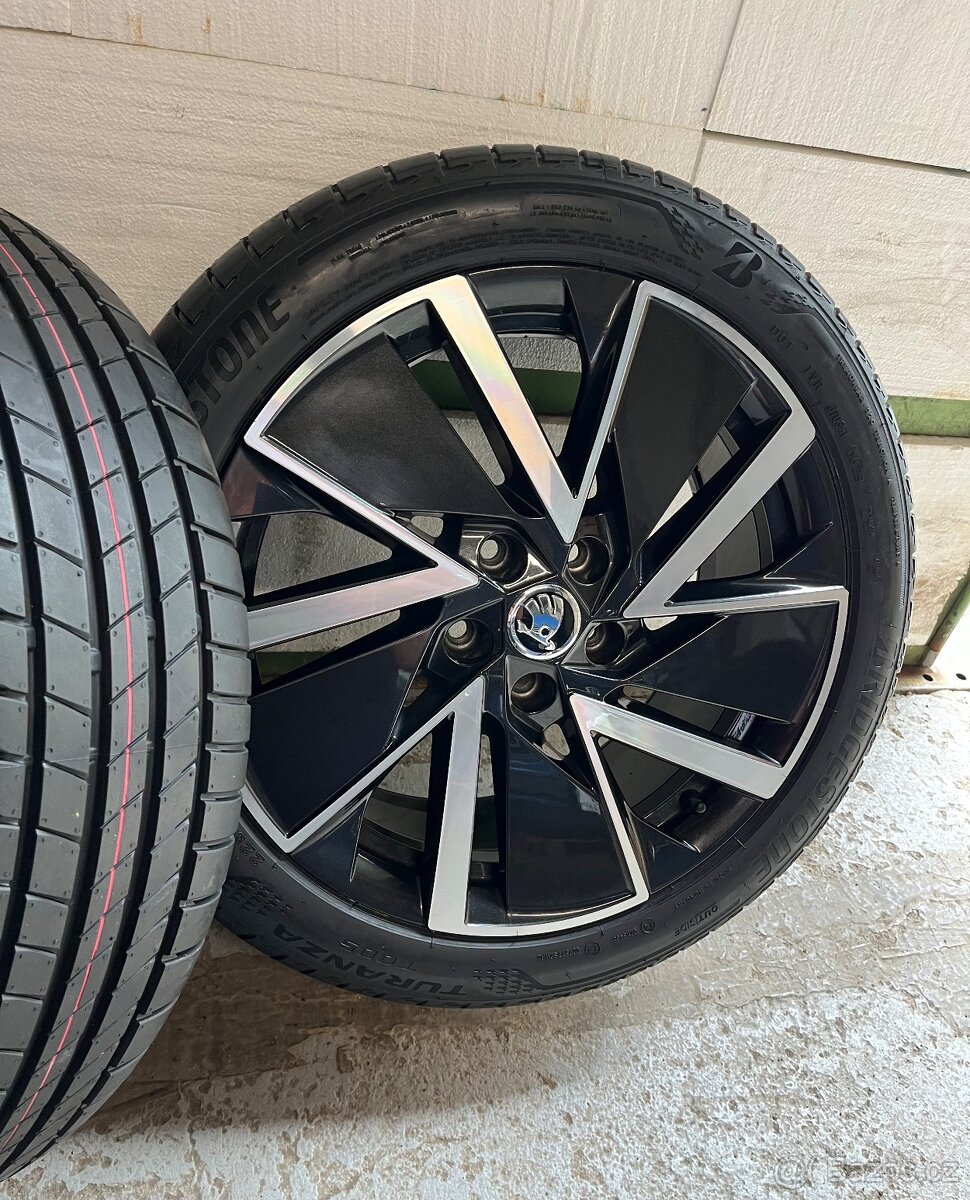 Octavia R18 (2025) Nové letní pneu