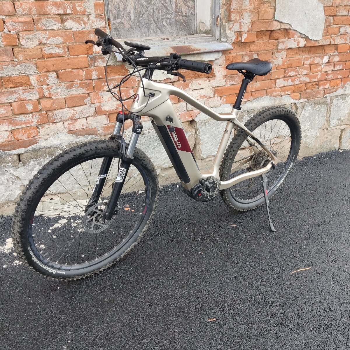 Elektrokolo SAVA s vadou motoru. Velikost L/19