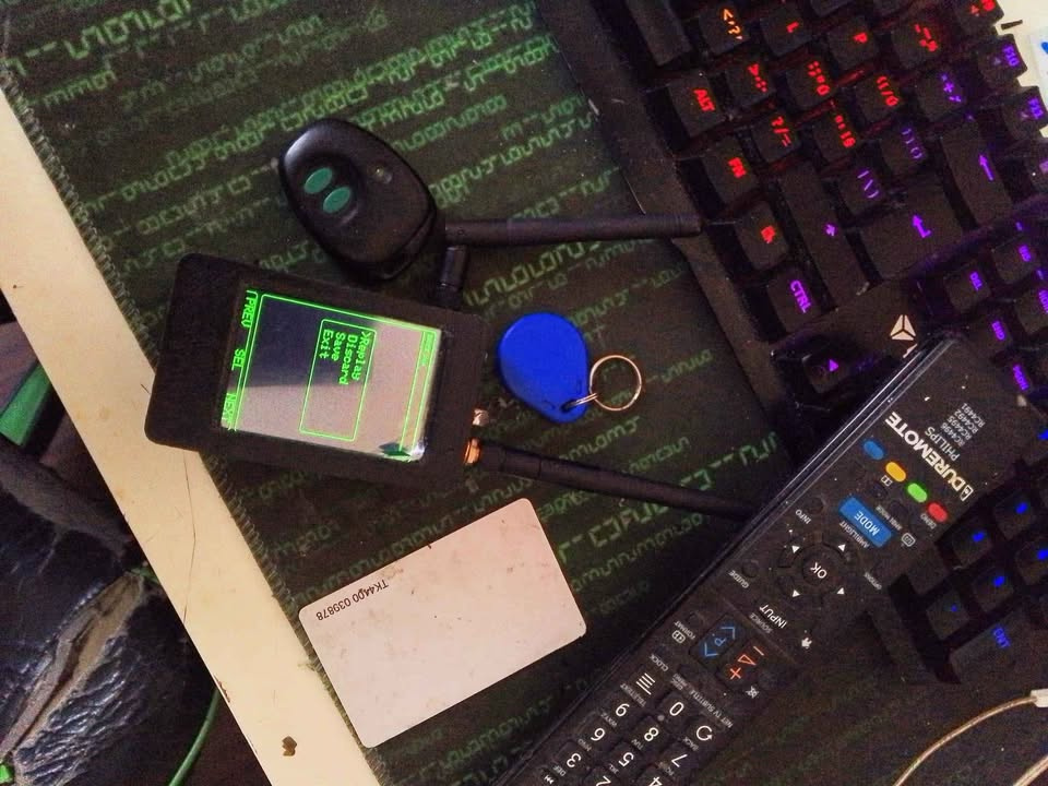 Flipper Zero styl kapesní penetrační gadget