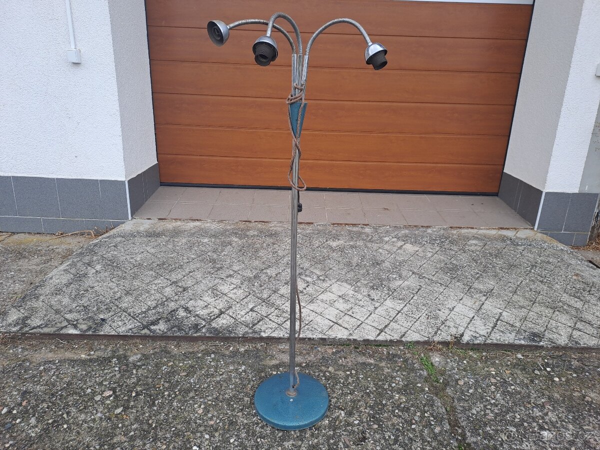 chromovaná stojanová  lampa -BRUSEL