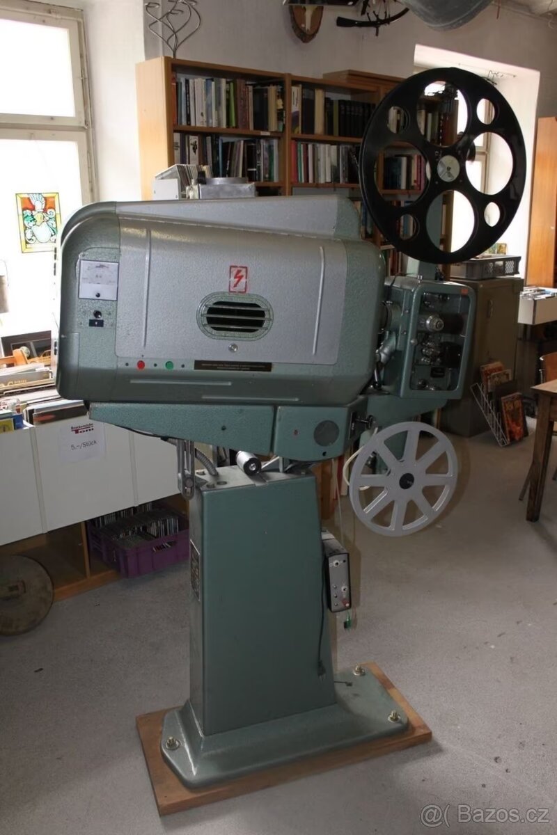 Starožitný projektor Meopta 16mm (2ks)