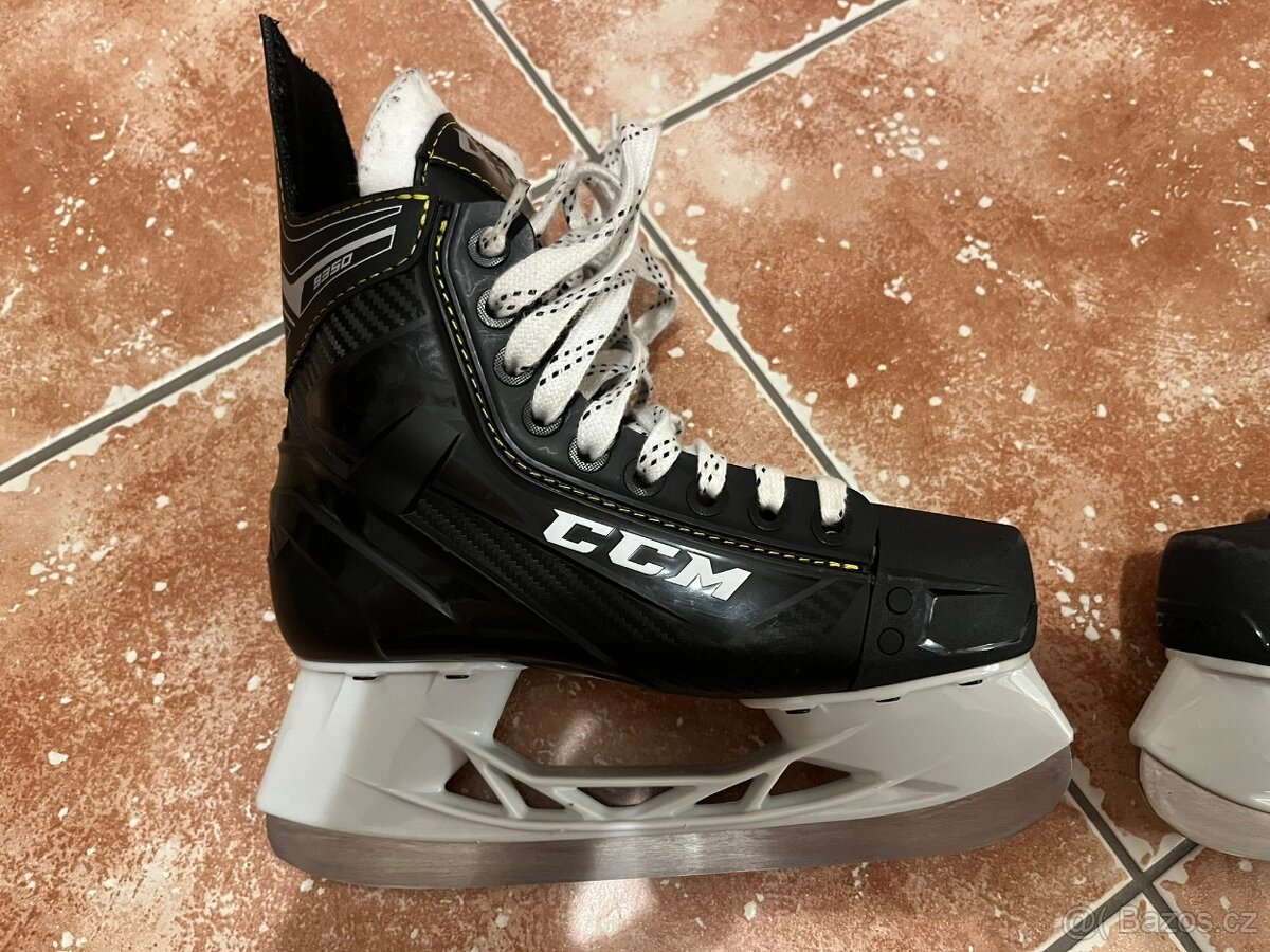 Chlapecké hokejové brusle CCM vel. EUR 36