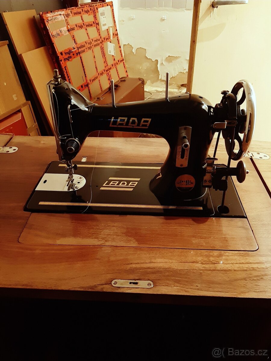 Šicí stroj "Lada"