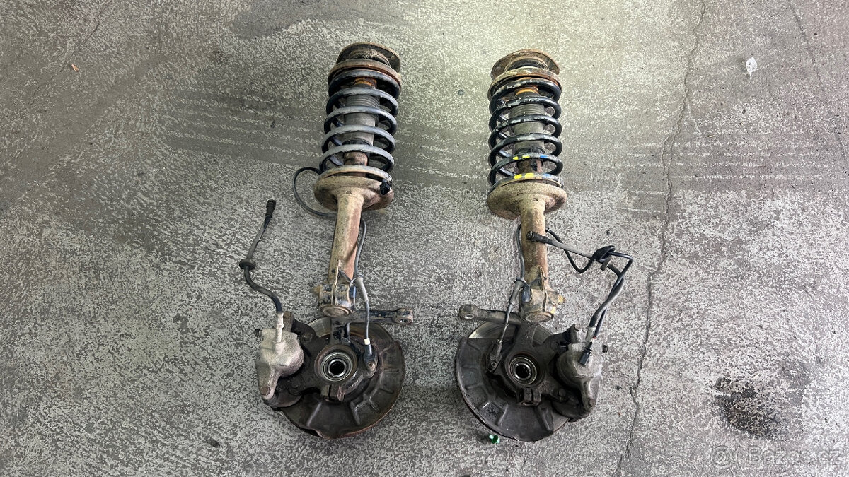 přední pravá těhlice s tlumičem škoda felicia 81.xxx km