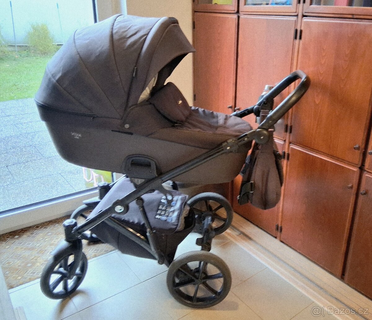 Hluboký kočárek a autosedačka 0-13 kg.