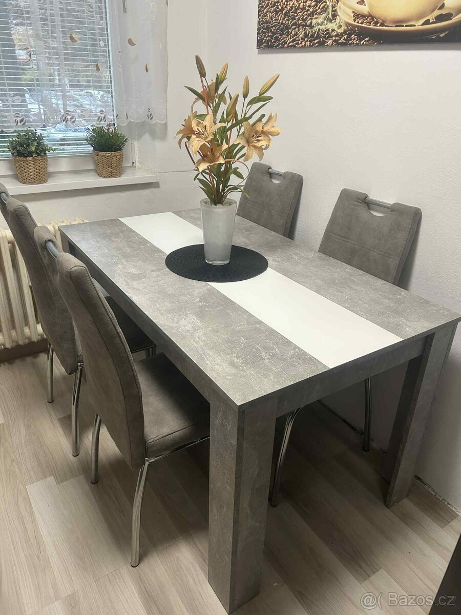Prodám jídelní stůl velký 138/80 a 4 židle