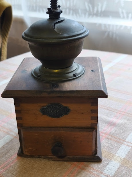 Prodám starožitný mlýnek na kávu