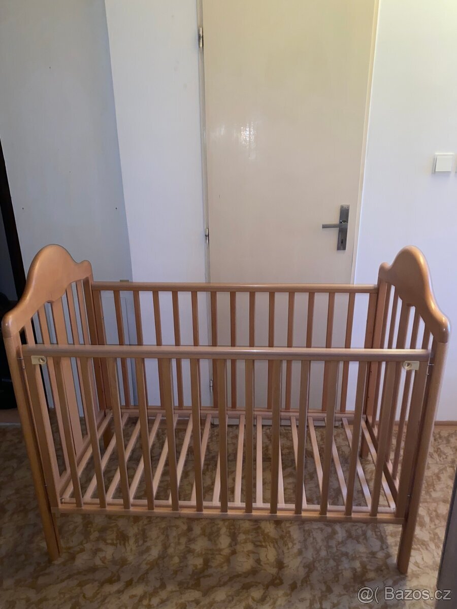Dřevěná dětská postýlka