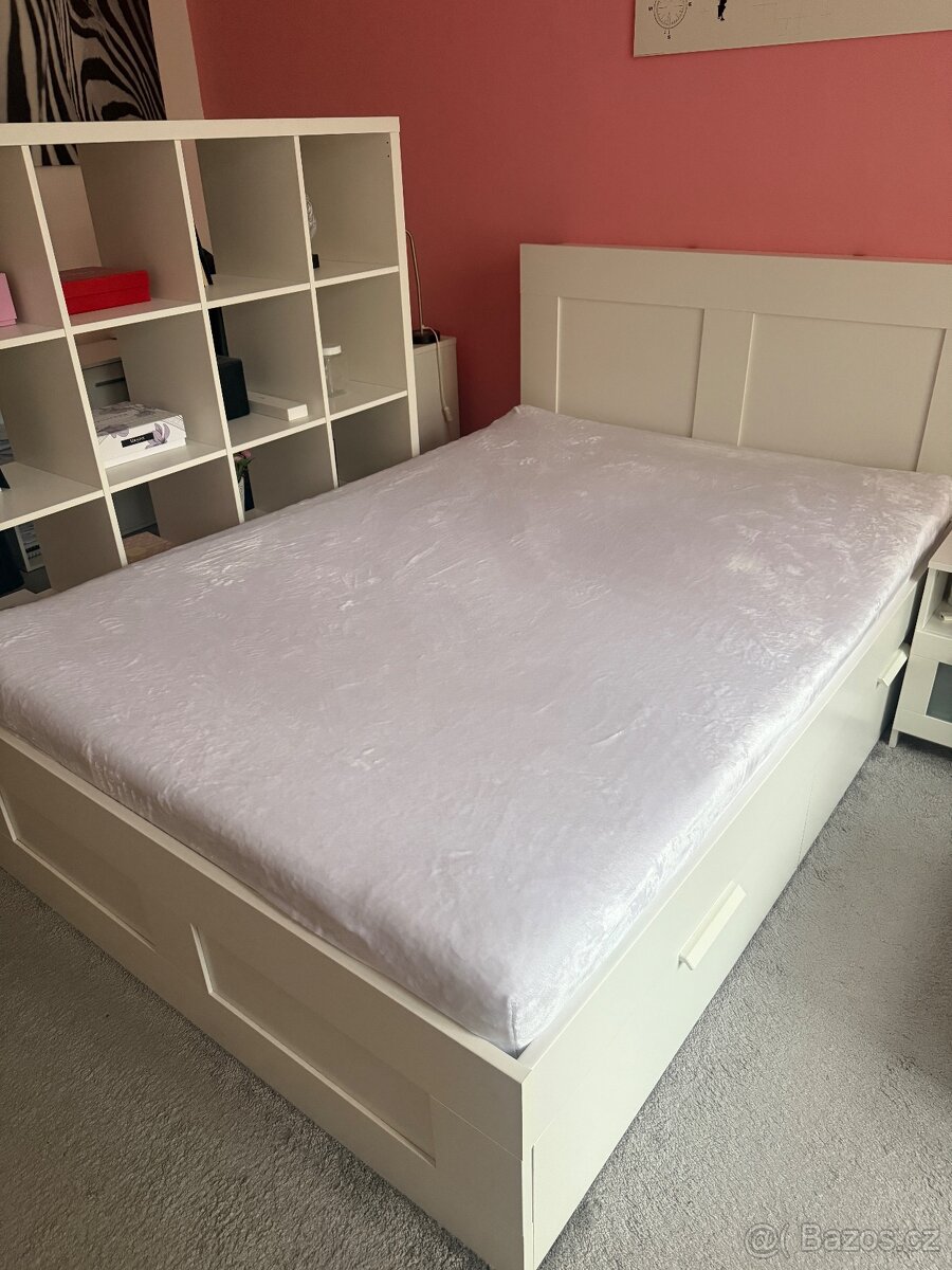 Postel 140x200 cm s čelem, úložným prostorem a matrací