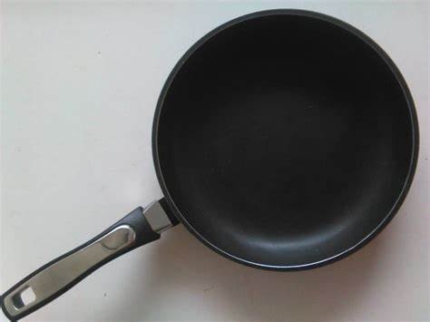 Teflonová pánev s obracečkou o průměru 14 cm