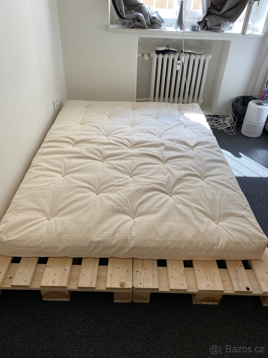 Prodám postel z palet (240×160 cm) + bavlněný futon