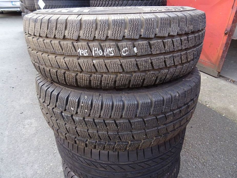 Zimní pneumatiky Uniroyal, 195/70/15 C, 2 ks, 9 mm
