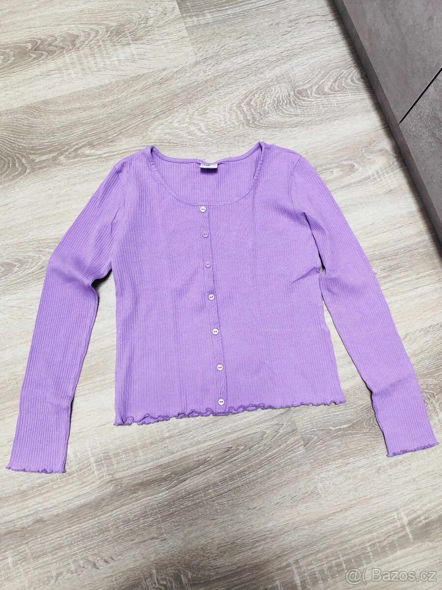 Fialové triko s knoflíčky