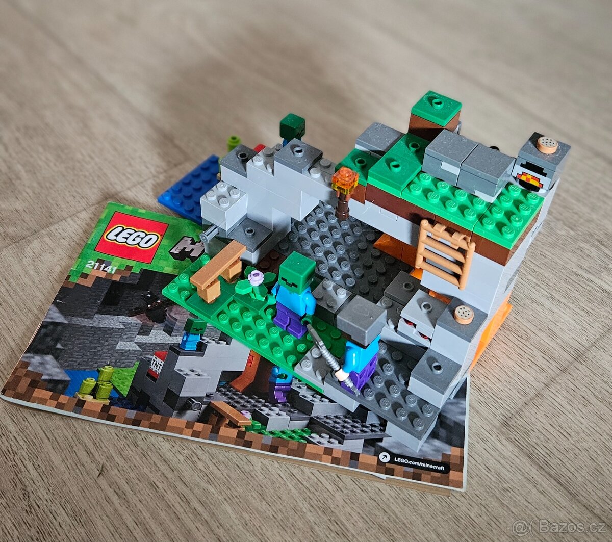 Minecraft Lego jeskyně se zombie 21141