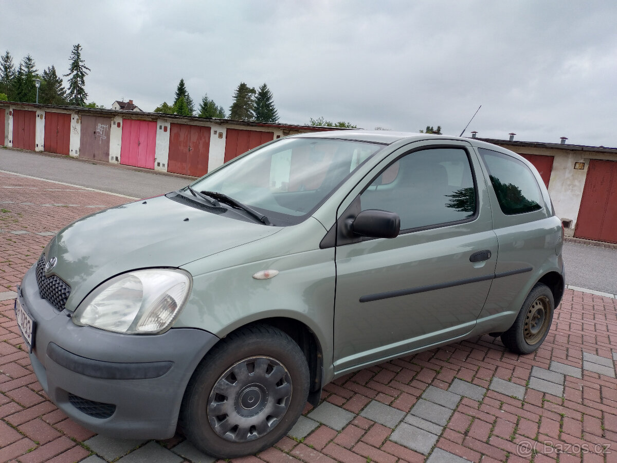Toyota Yaris ČR 1.0 48kw r.v.2003 3 dveř