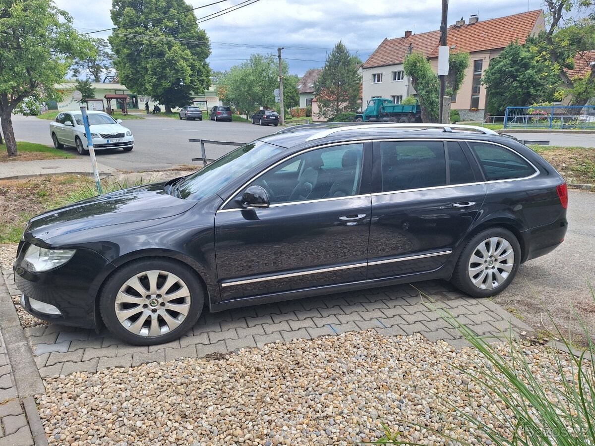 Superb 2.0Tdi 103kw Elegance 2011,Výborný stav bez koroze.
