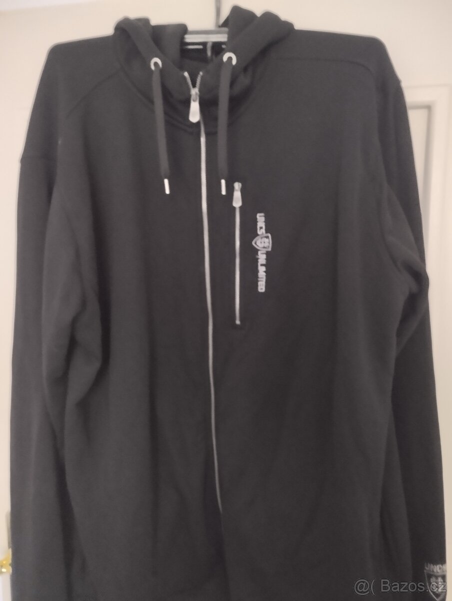 Prodám mikinu UNCS 3 nošené jak nová. Velikost 6 xxl .