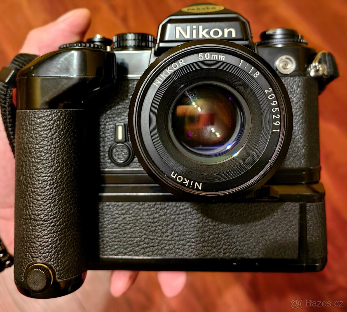 Nikon FE + MF 50/1.8 AI + grip a blesk