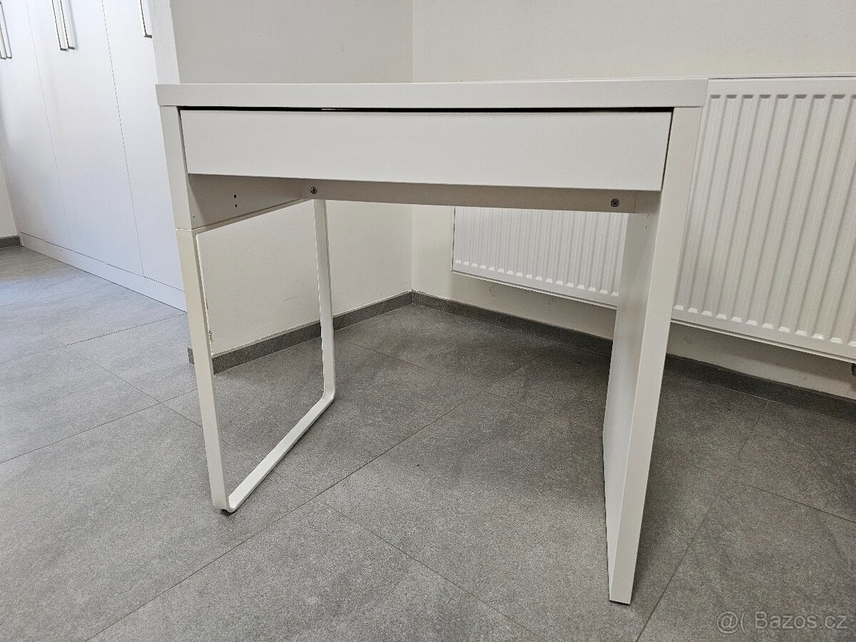 Dětský psací stůl IKEA s výsuvným šuplíkem