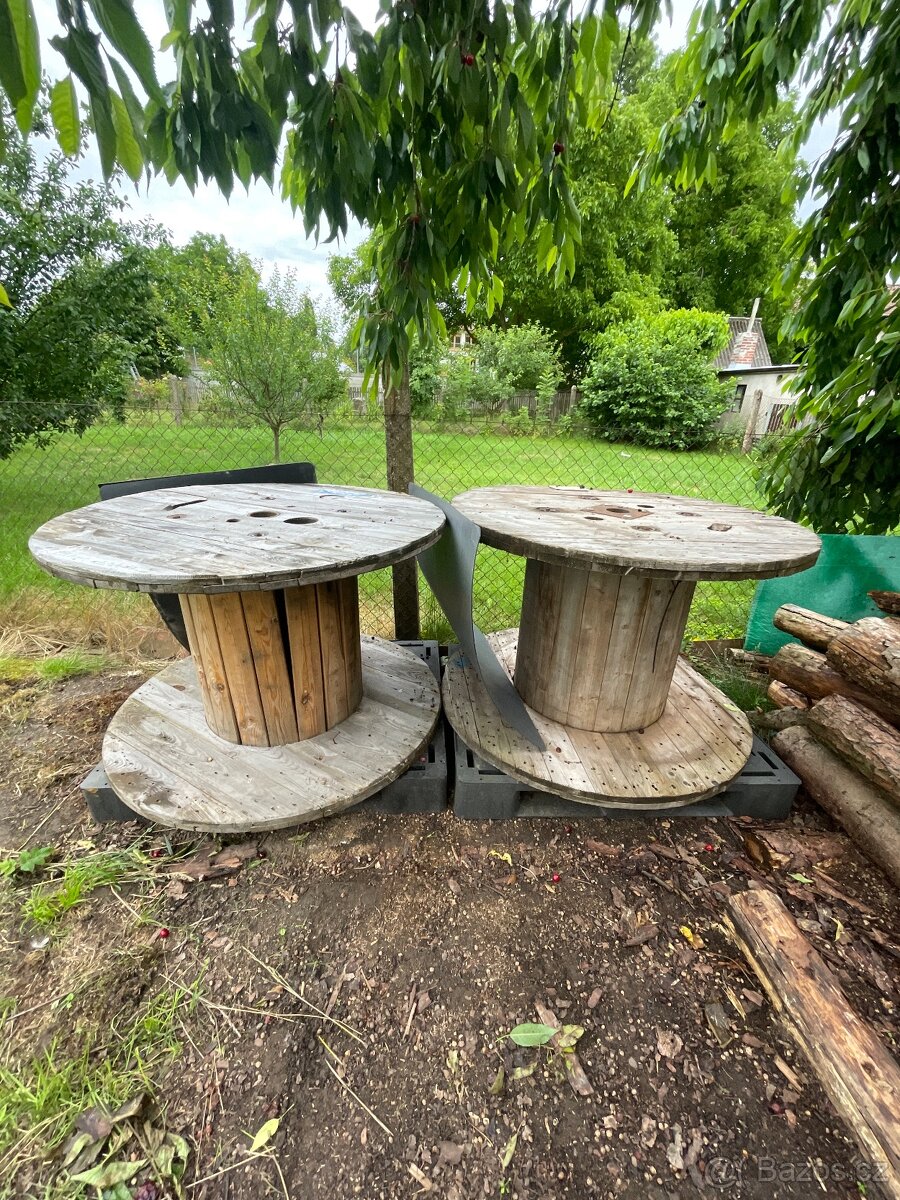 Dřevěná cívka po kabelu