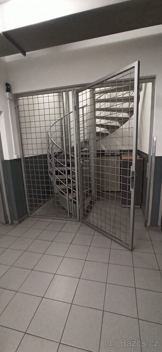 PRODÁM MŘÍŽ STŘÍBR. JEKL velikost do otvoru 2 400 x 2400 -