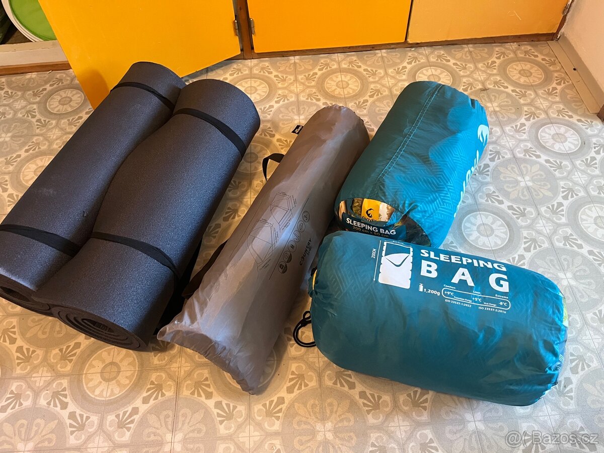 Komlekt na kempování. Stan pro 2. Spací pytle. Karimatka