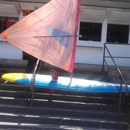 Prkno / Surf / Sarfind – délka 4 m, s plachtou