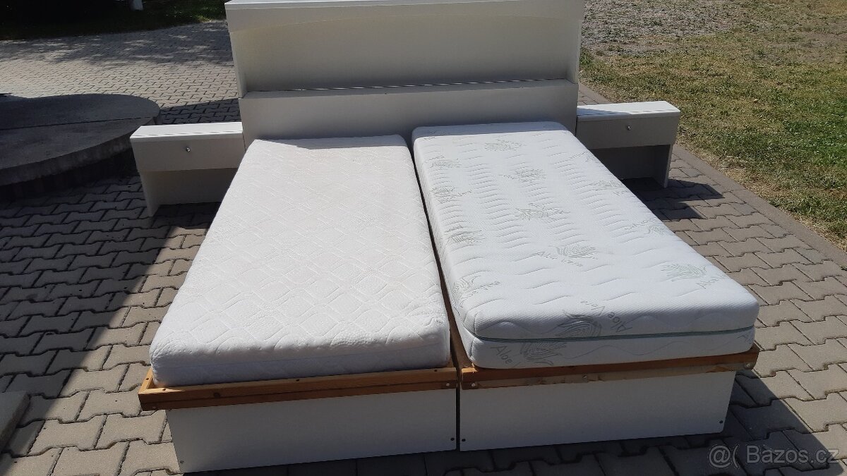 Postele s úložným prostorem, matracemi a postelovým čelem