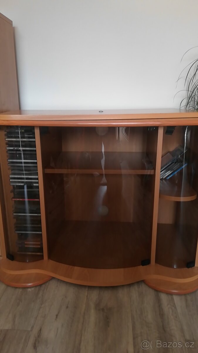 Prosklená komoda v barvě olše
