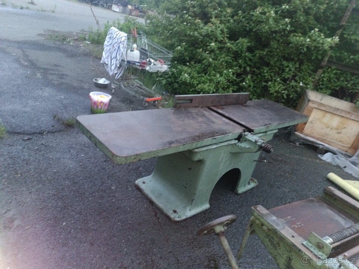 Srovnávačka 50 cm šíře . Délka stolu 2,60 cm.