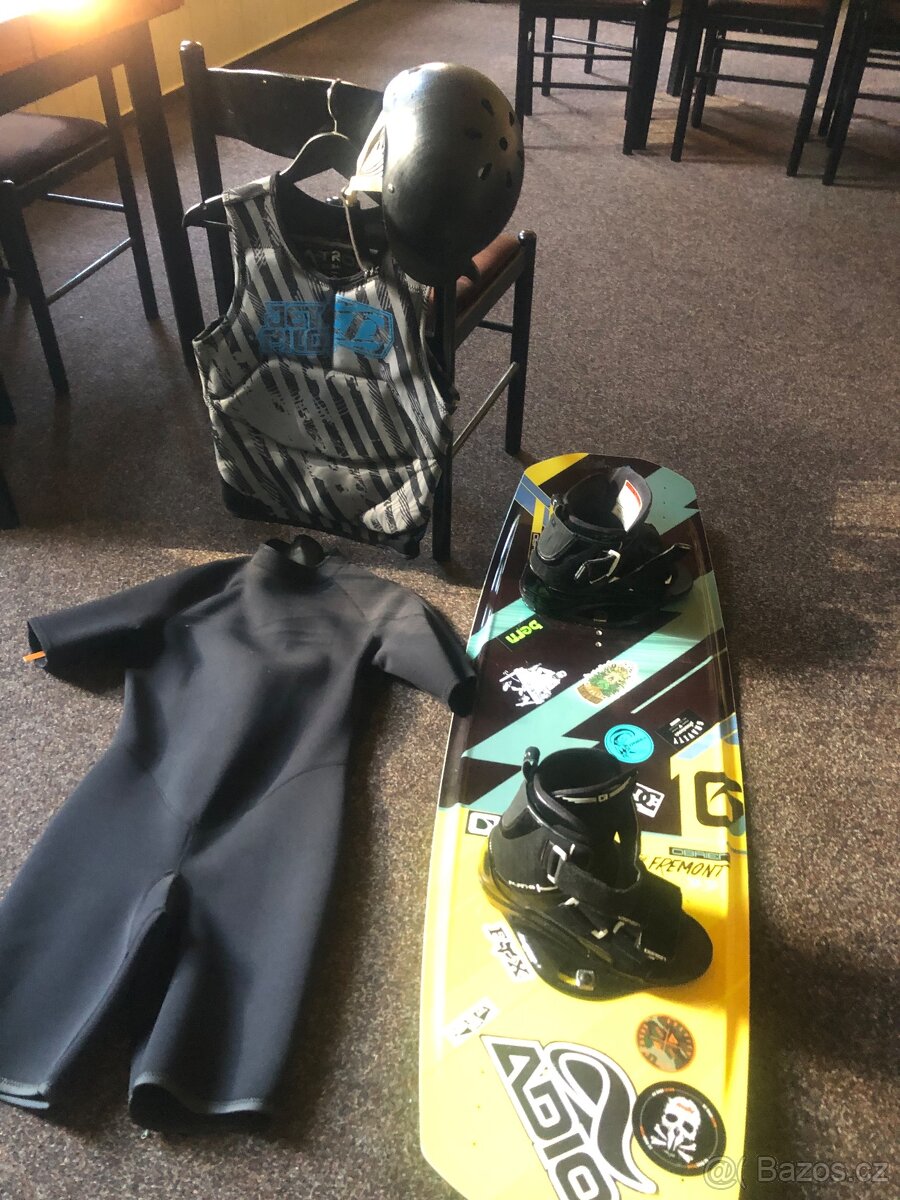 Wakeboard + vybaveni
