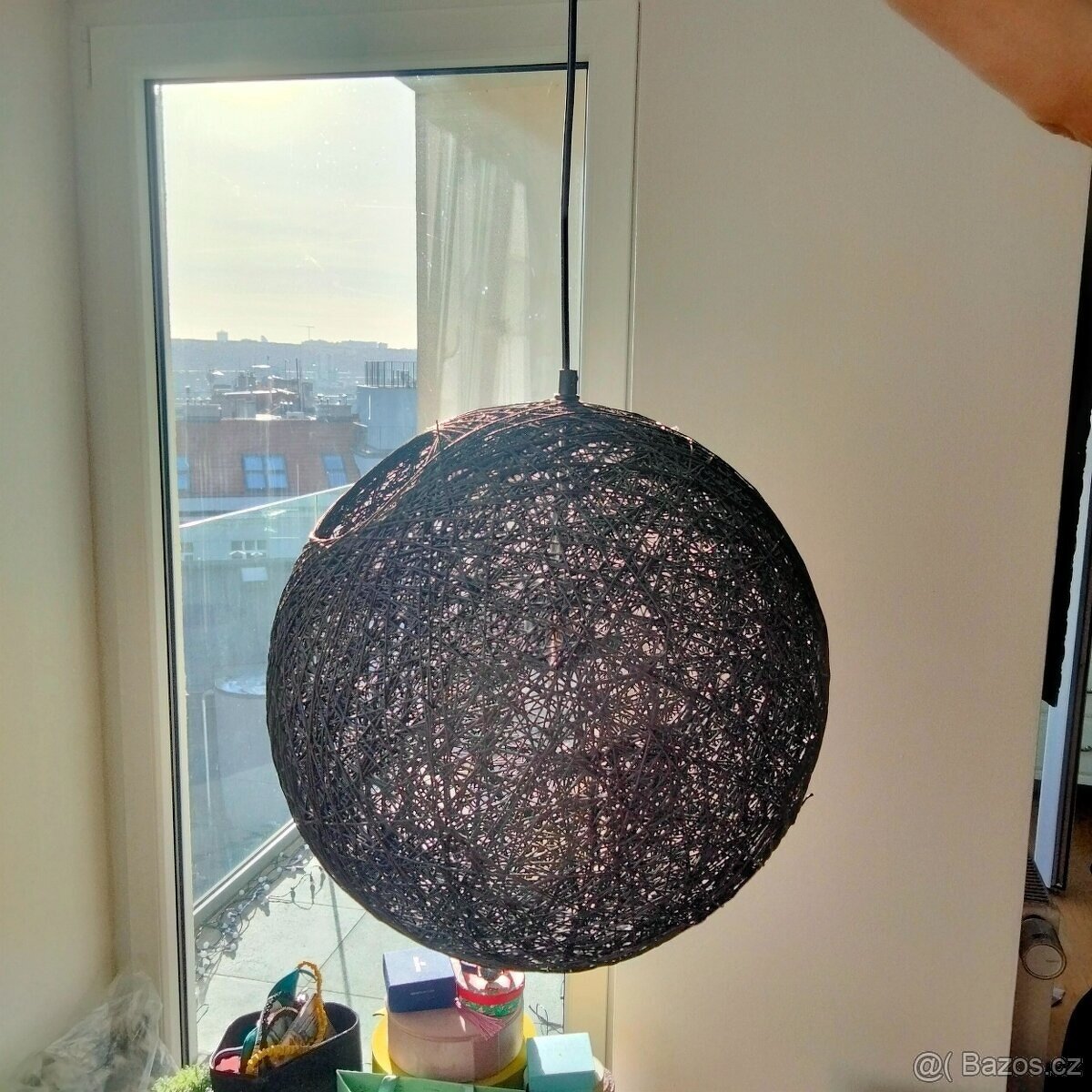 Zavesna lampa cerna sitovana