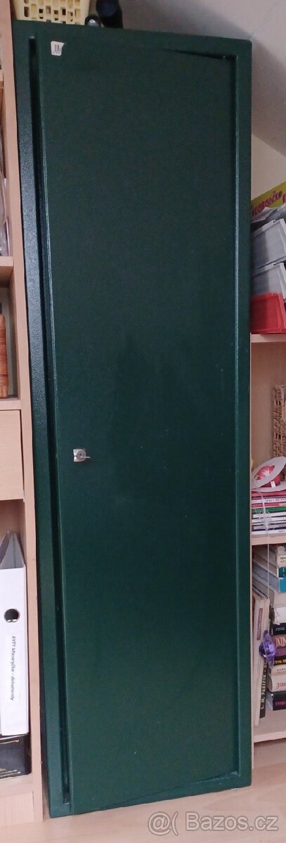Kovová skříň na zbraně.