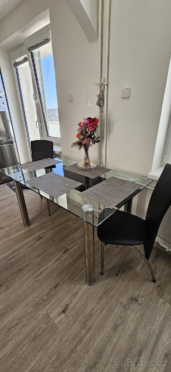 Jídelní stůl skleněný