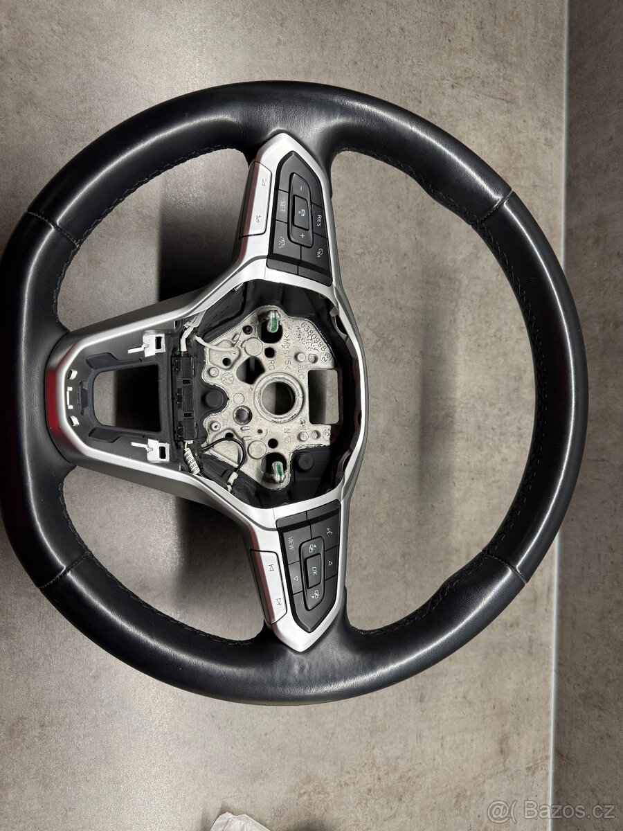 Volant VW ,F 1 pádla,travel assist TOP STAV