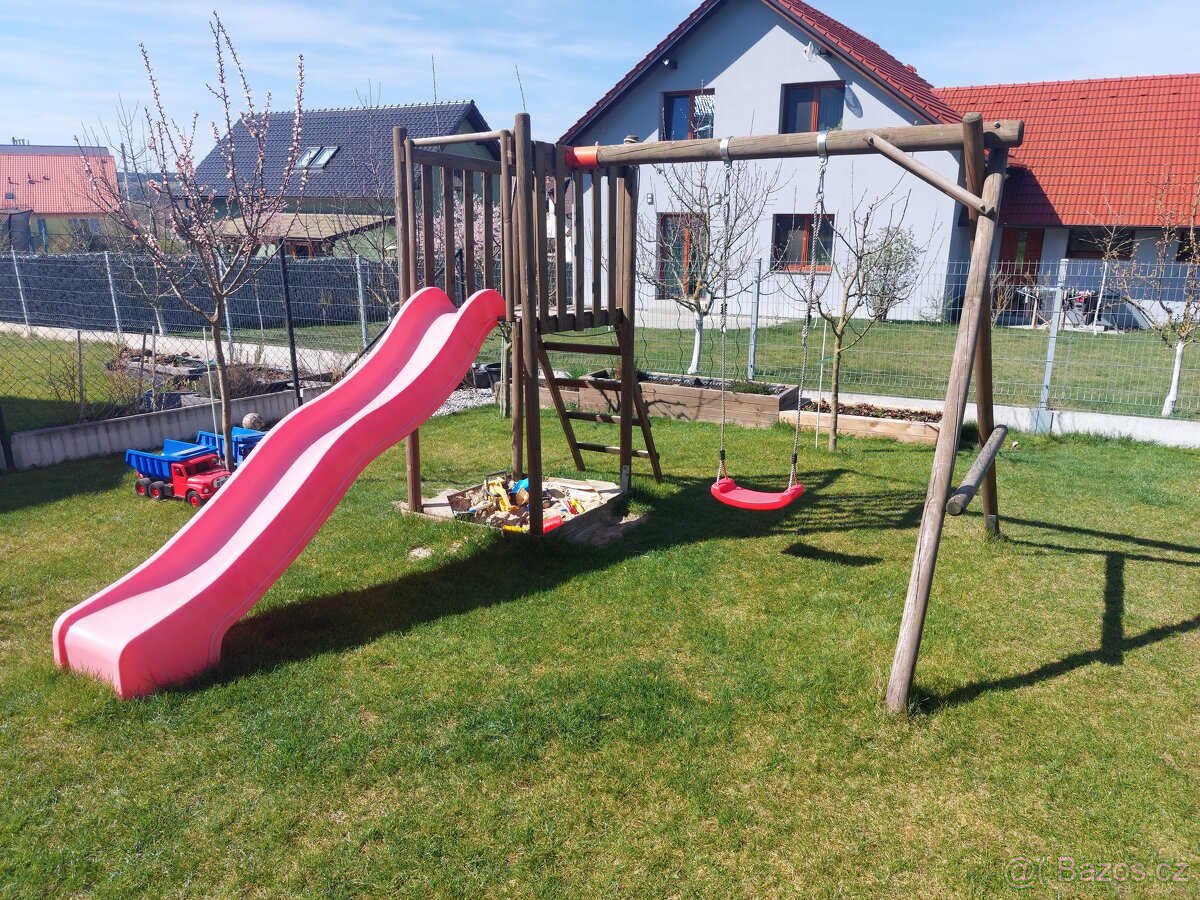 REZERVACE Dětské hřiště se skluzavkou a pískovištěm