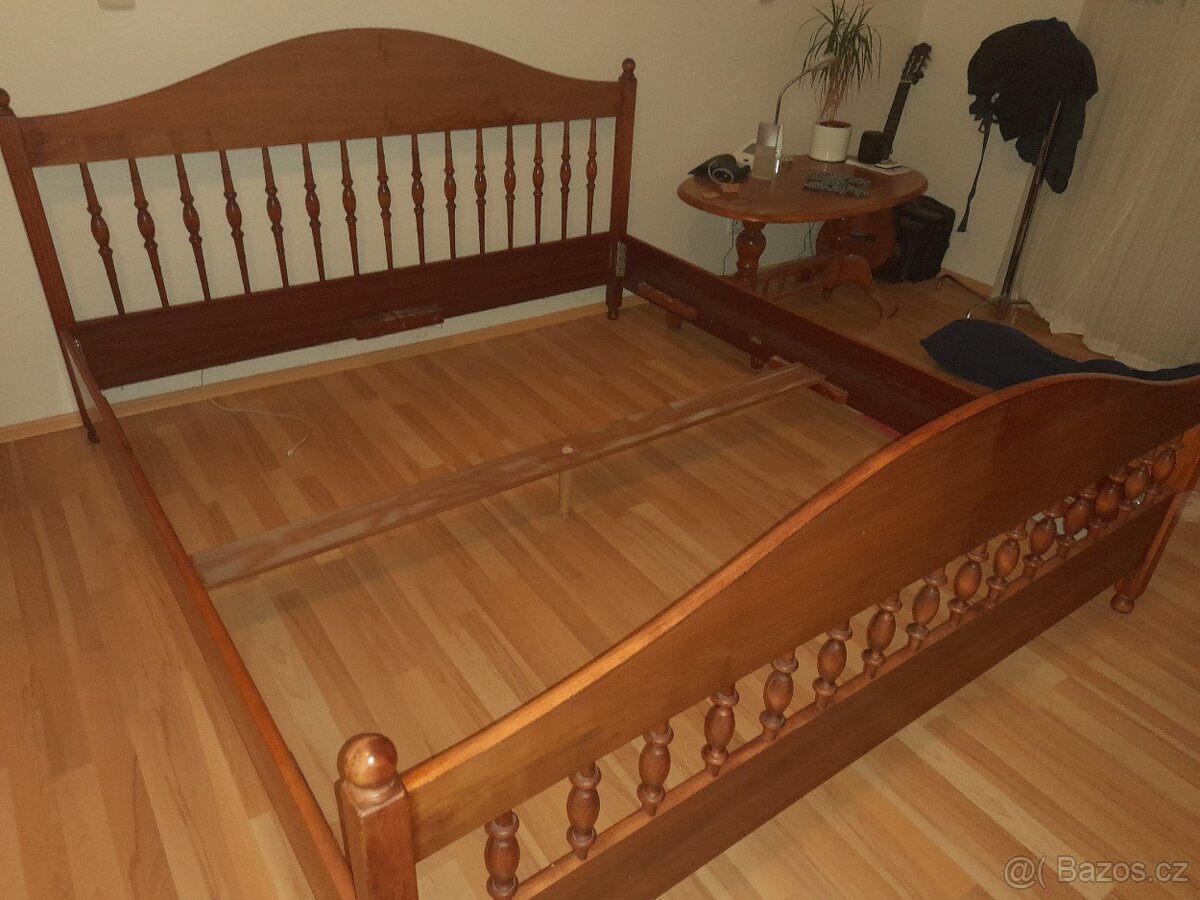 Manželská postel Triant
