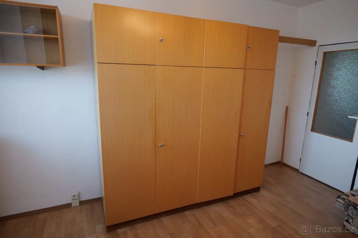 Velká šatní skříň