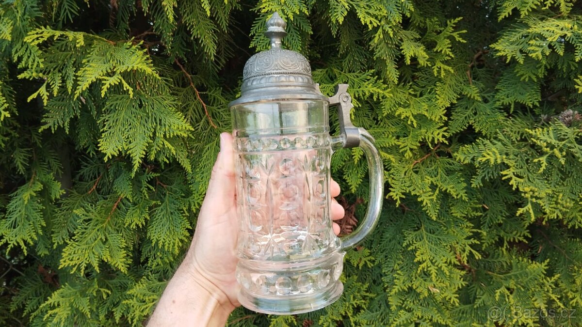 Starý sklěněný korbel do vaší sbírky. Výška 24cm, klrásný