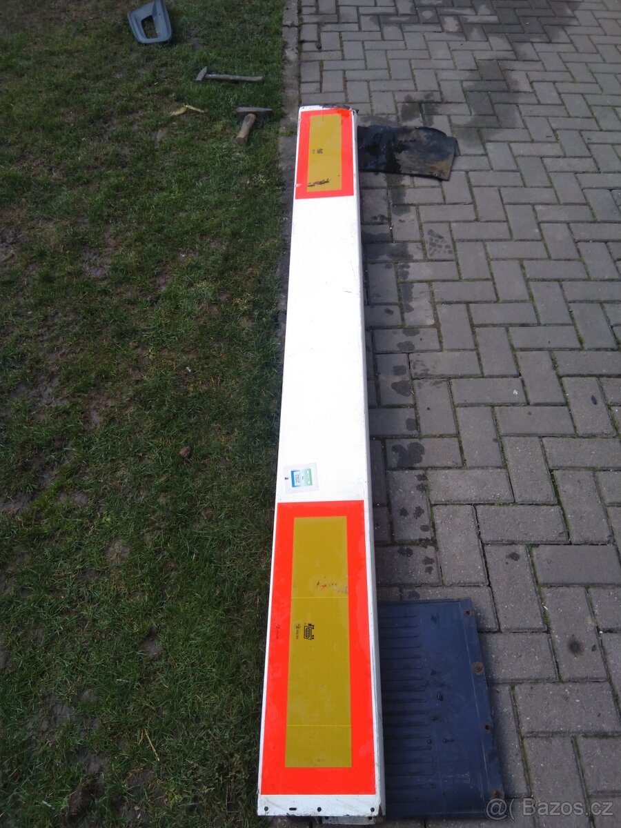 Zadní nárazník z návěsu kamionu,tandemu