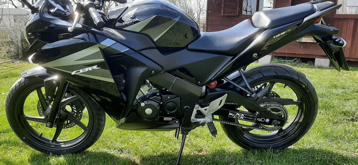Honda CBR 125 R nové obě pneu, nová stk