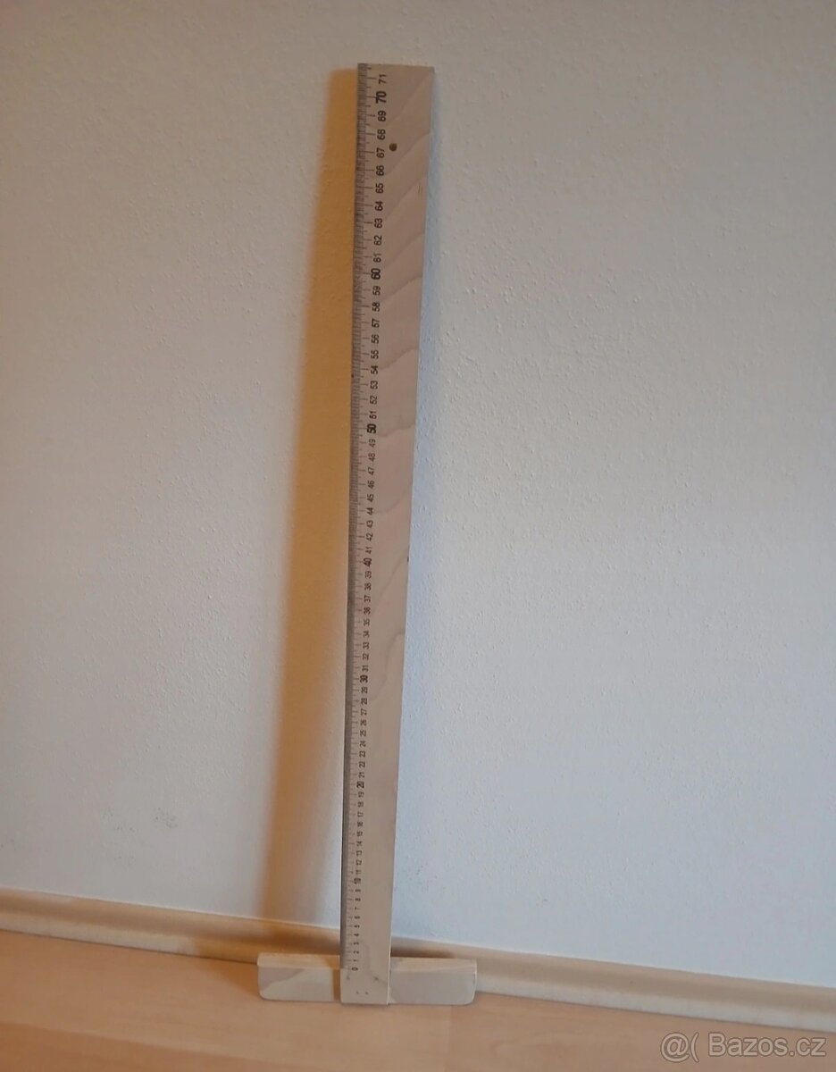 Dřevěný příložník na rýsování výkresů