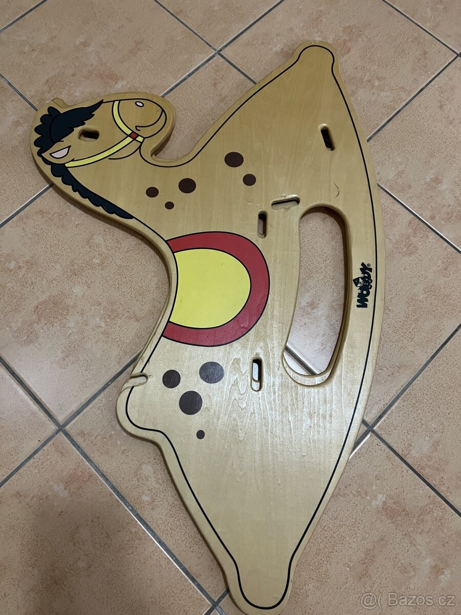dřevěný houpací koník, téměř nepouzivany
