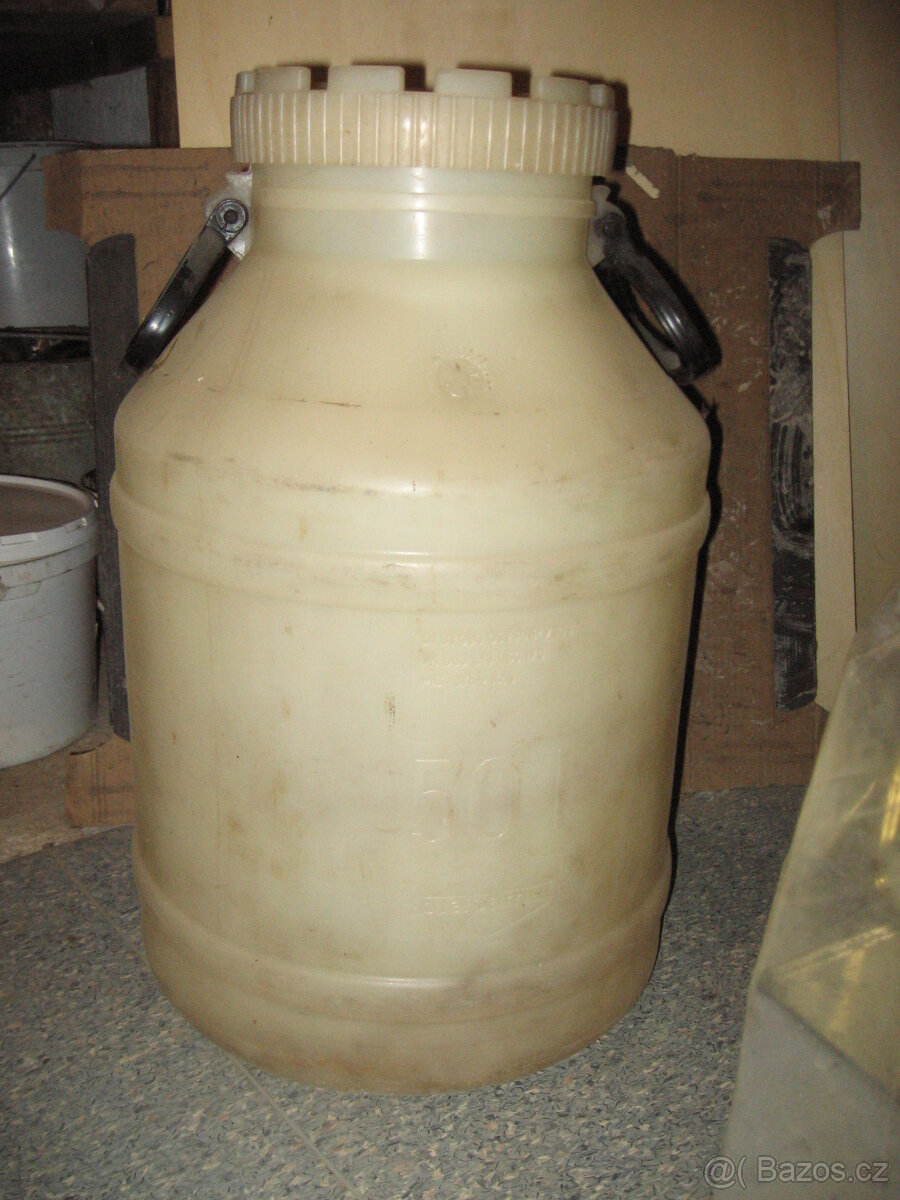 Plastové konve a soudky